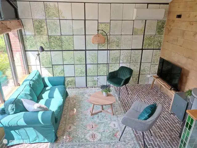 De woonkamer heeft een gezellige uitstraling. De SmartTV biedt mogelijkheden om in te loggen op je eigen streamingdiensten. We hebben een volledig TV aanbod. Ook is er een airco aanwezig.